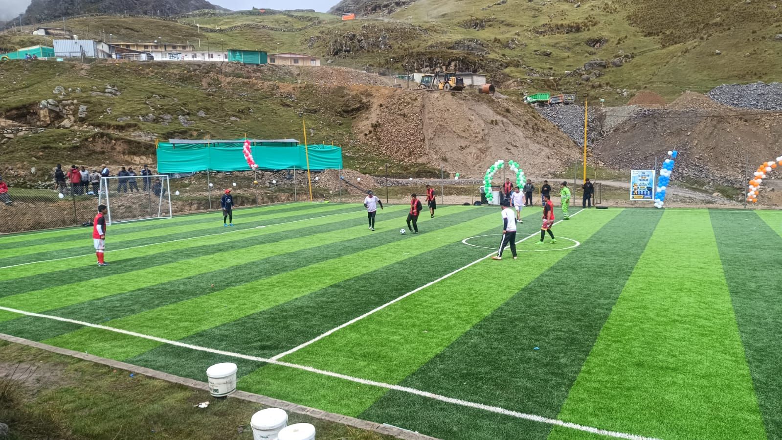 Un partido de fútbol en la cancha de césped sintético que Glore Peru construyó para su personal
